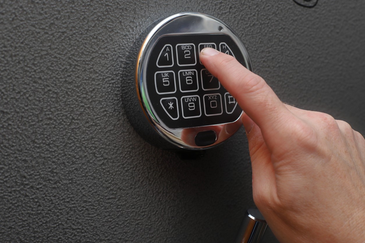 entering-combo-on-key-pad-lock